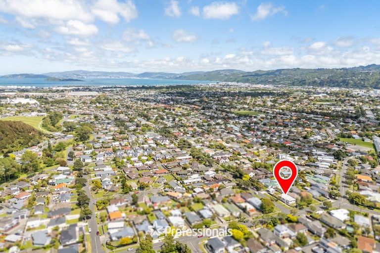 Photo of property in 32 Birdwood Road, Waterloo, Lower Hutt, 5011
