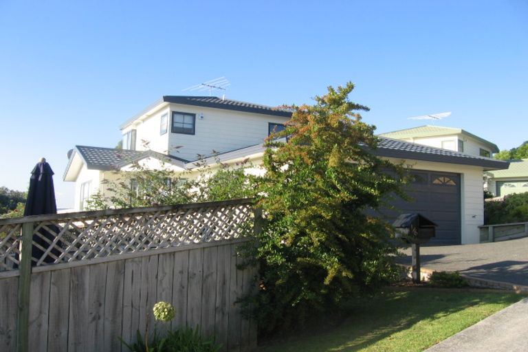 Photo of property in 1/6 Mossop Rise, Glenfield, Auckland, 0629