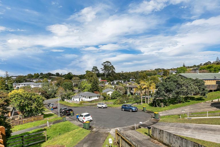Photo of property in 9 Kama Place, Sunnynook, Auckland, 0620