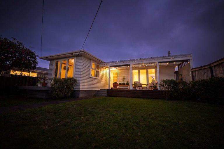 Photo of property in 15 Enderby Drive, Te Atatu Peninsula, Auckland, 0610