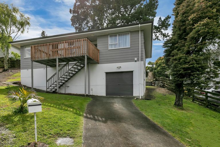 Photo of property in 9 Kama Place, Sunnynook, Auckland, 0620