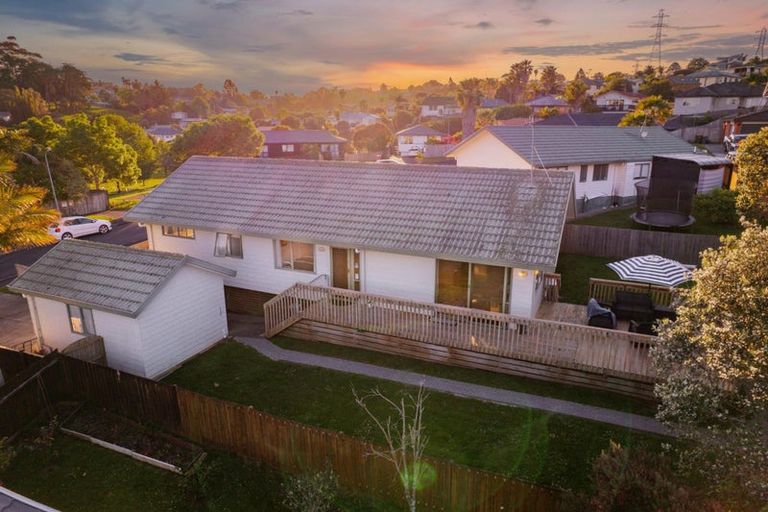 Photo of property in 11 Killygordon Place, Massey, Auckland, 0614