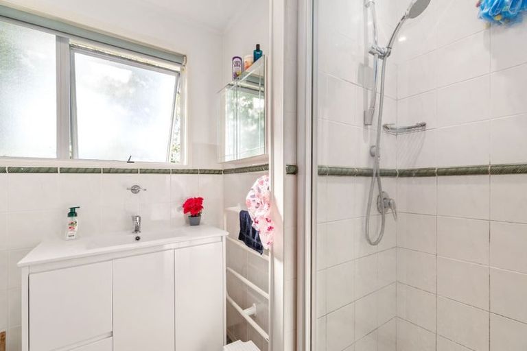 Photo of property in 18 Stallard Place, Glen Eden, Auckland, 0602