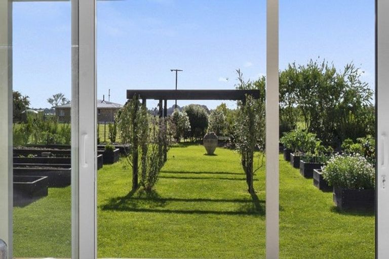 Photo of property in 130 Cross Road, Lepperton, New Plymouth, 4373