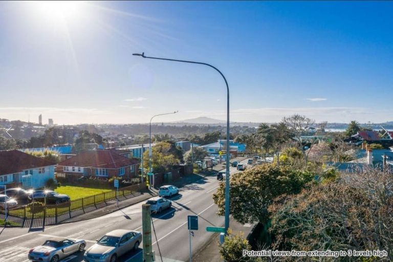 Photo of property in 2/72 Onewa Road, Northcote Point, Auckland, 0627