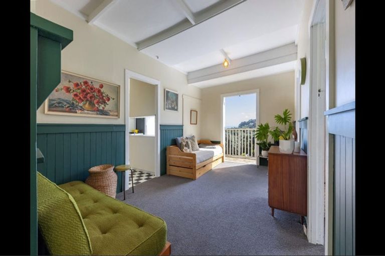 Photo of property in 5 Glenesk Road, Piha, New Lynn, 0772