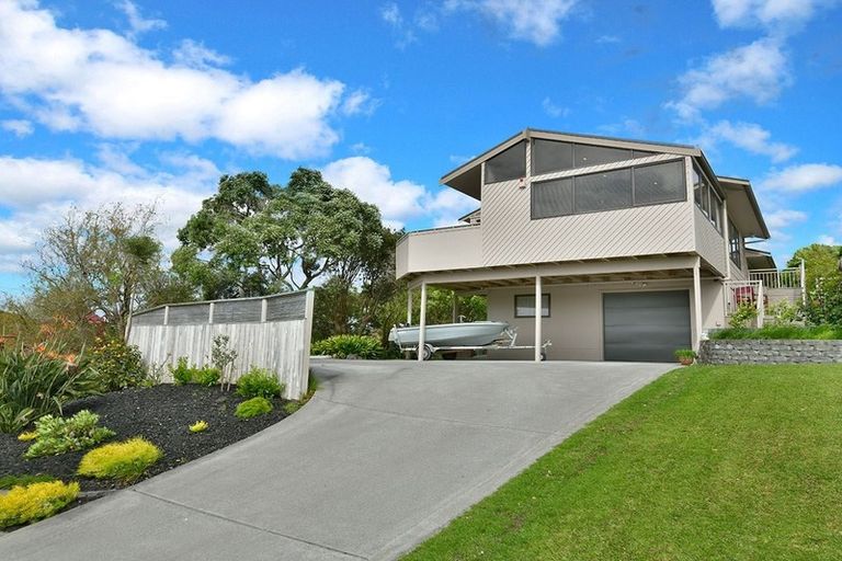 Photo of property in 11 Rosario Crescent, Red Beach, 0932