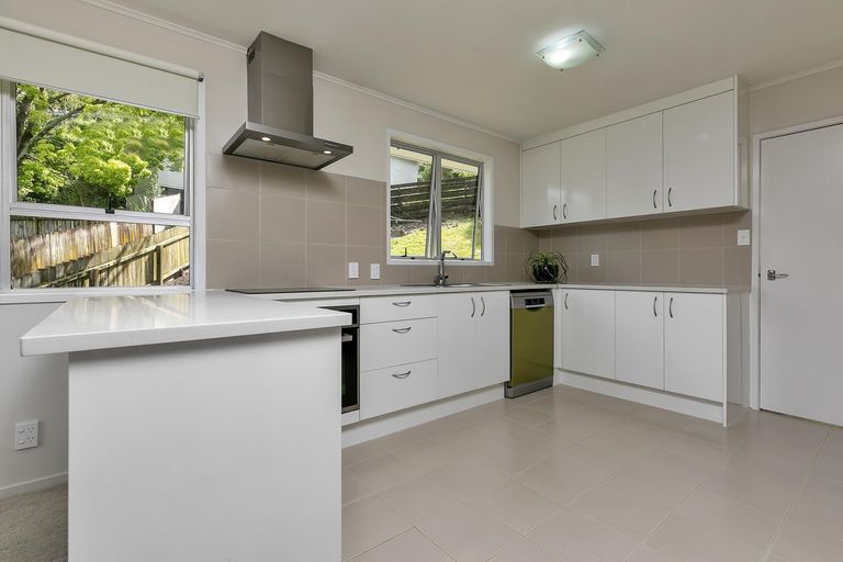 Photo of property in 9 Kama Place, Sunnynook, Auckland, 0620