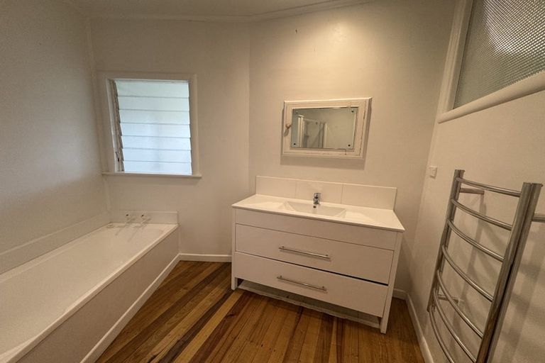 Photo of property in 27 Heath Avenue, Northcote, Auckland, 0627