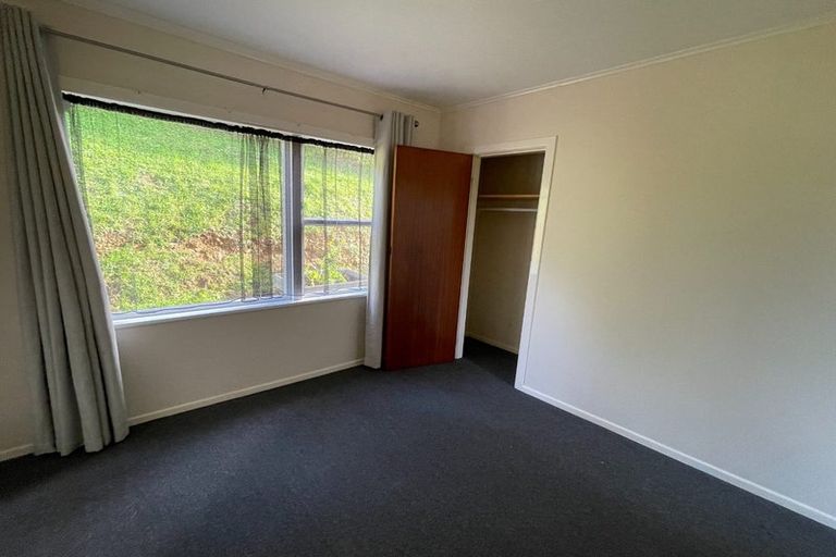 Photo of property in 9 Bellringer Crescent, Newlands, Wellington, 6037