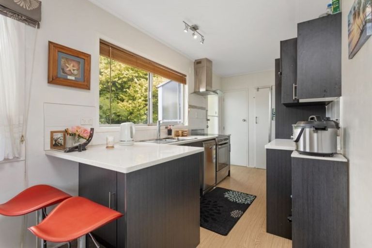 Photo of property in 52 Ayton Drive, Totara Vale, Auckland, 0629