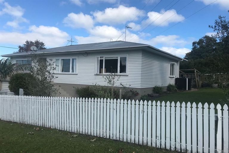 Photo of property in 17 Lyndhurst Road, Te Atatu South, Auckland, 0610
