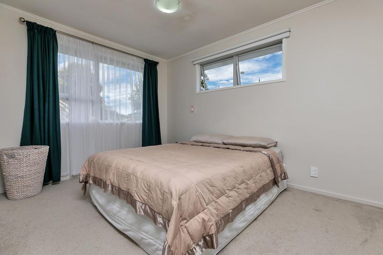 Photo of property in 9 Kama Place, Sunnynook, Auckland, 0620