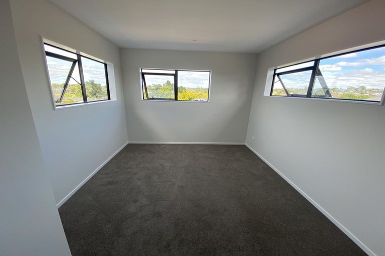 Photo of property in 32a Tupaki Place, Pakuranga Heights, Auckland, 2010
