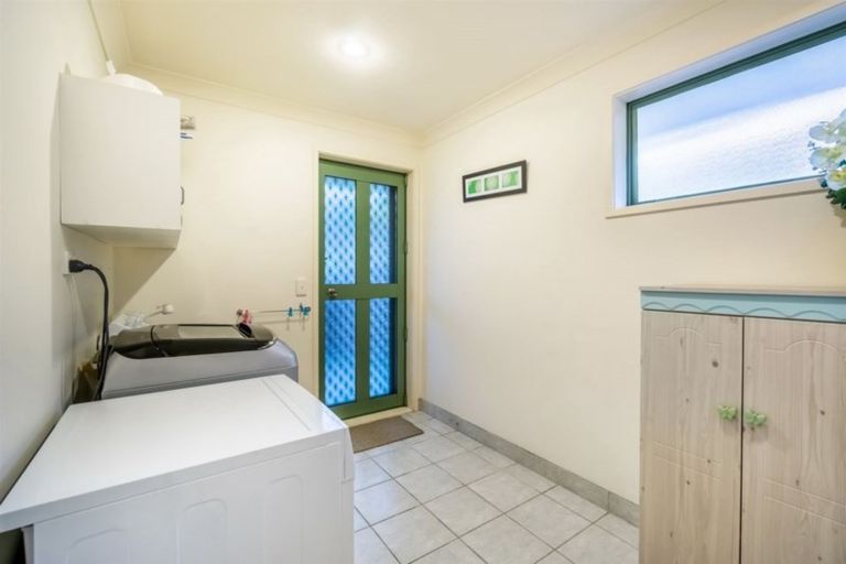 Photo of property in 32 Woodridge Avenue, Northcross, Auckland, 0630