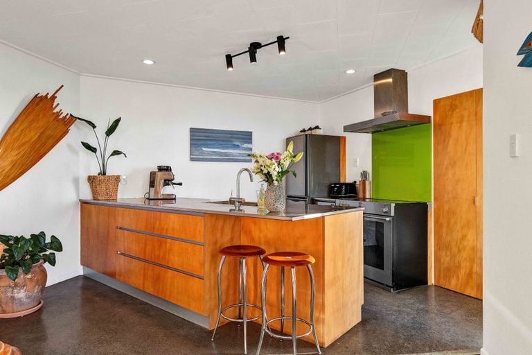 Photo of property in 94 Messenger Terrace, Oakura, 4314