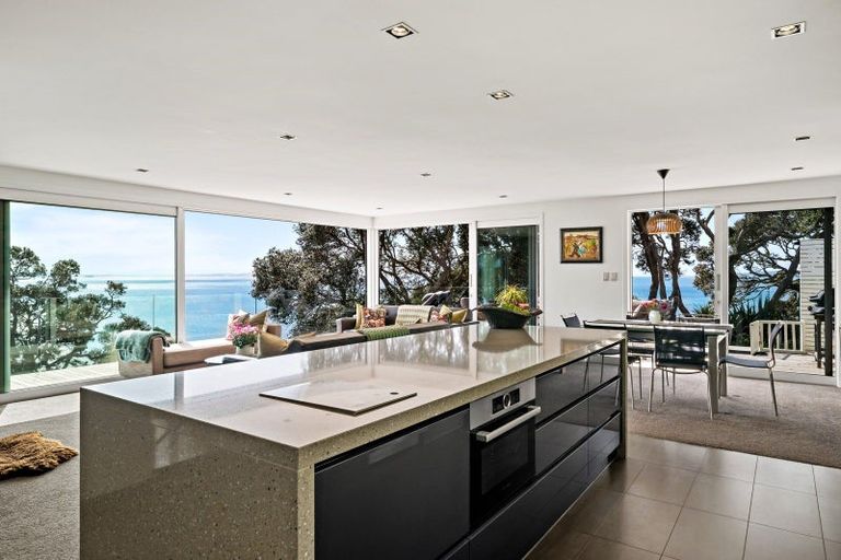 Photo of property in 33 Chelverton Terrace, Red Beach, 0932