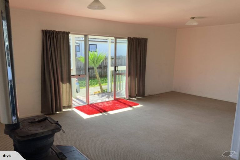 Photo of property in 5 Hinerau Street, Henderson, Auckland, 0612