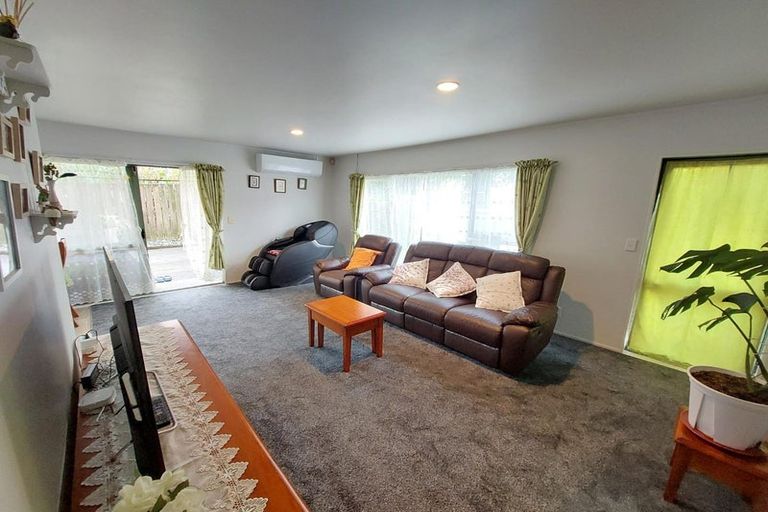 Photo of property in 2/8 Finn Place, Totara Vale, Auckland, 0629