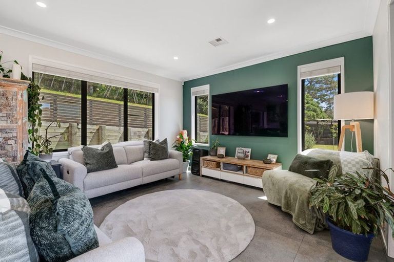 Photo of property in 8 Roberts Road, Matakatia, Whangaparaoa, 0930
