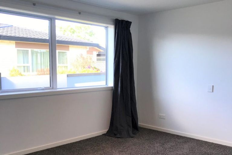 Photo of property in 11a Pinkerton Grove, Newlands, Wellington, 6037