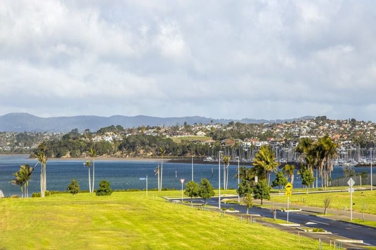 Photo of property in 2 Silver Fern Avenue, Hobsonville, 0616