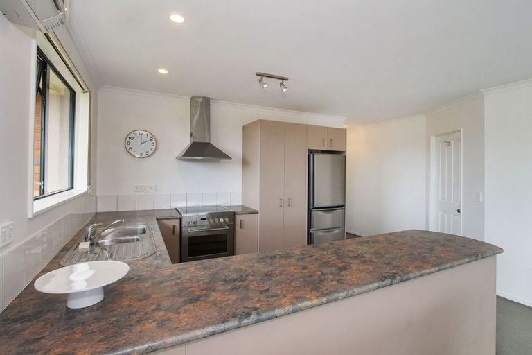 Photo of property in 2 Plumstead Rise, Glen Eden, Auckland, 0602