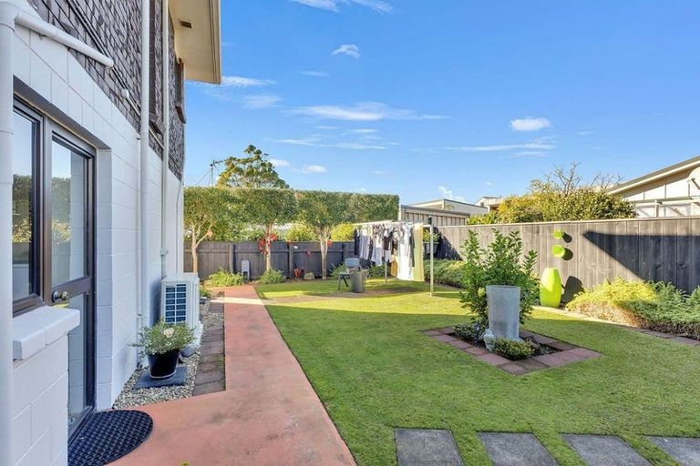 Photo of property in 2/502 Devon Street East, Strandon, New Plymouth, 4312