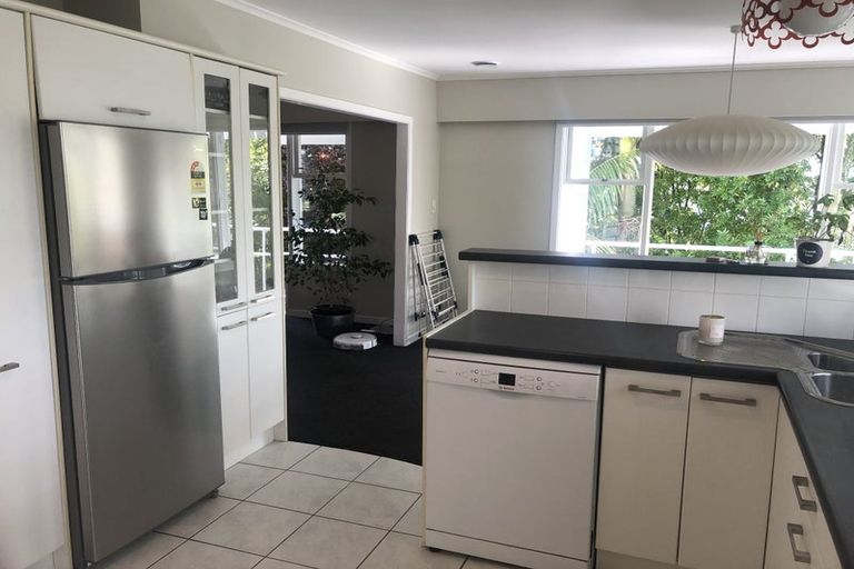 Photo of property in 1/1 Sylvan Park Avenue, Milford, Auckland, 0620