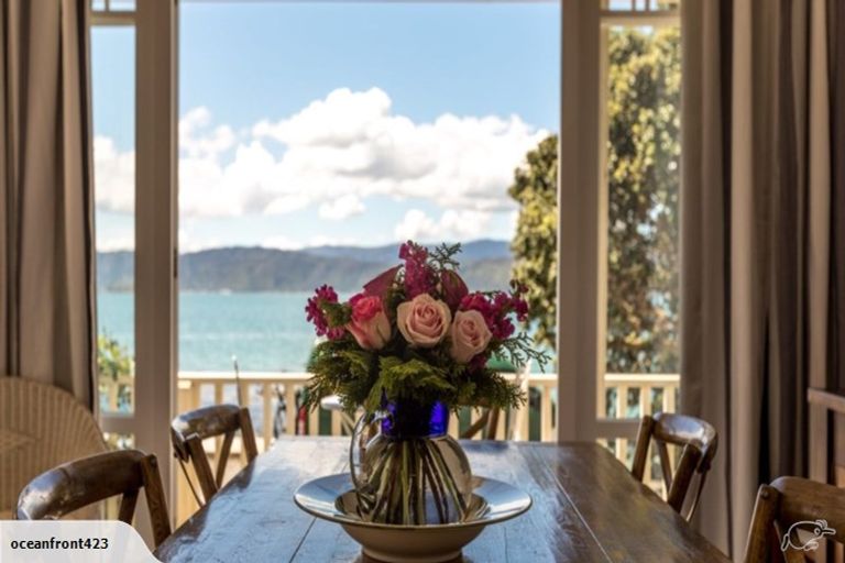 Photo of property in 387 Karaka Bay Road, Karaka Bays, Wellington, 6022