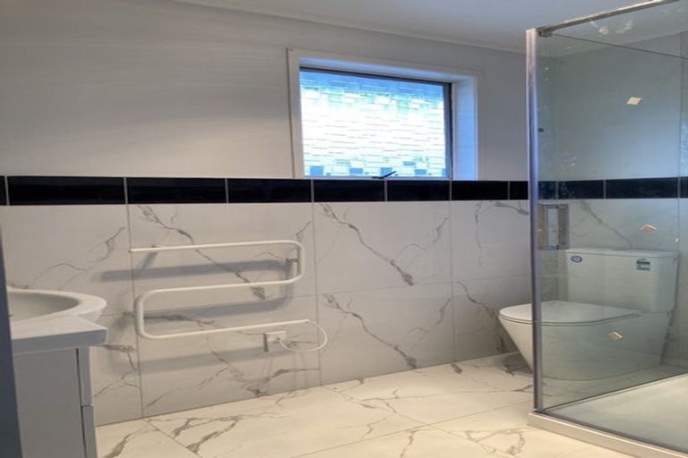 Photo of property in 69 Kemp Road, Massey, Auckland, 0614