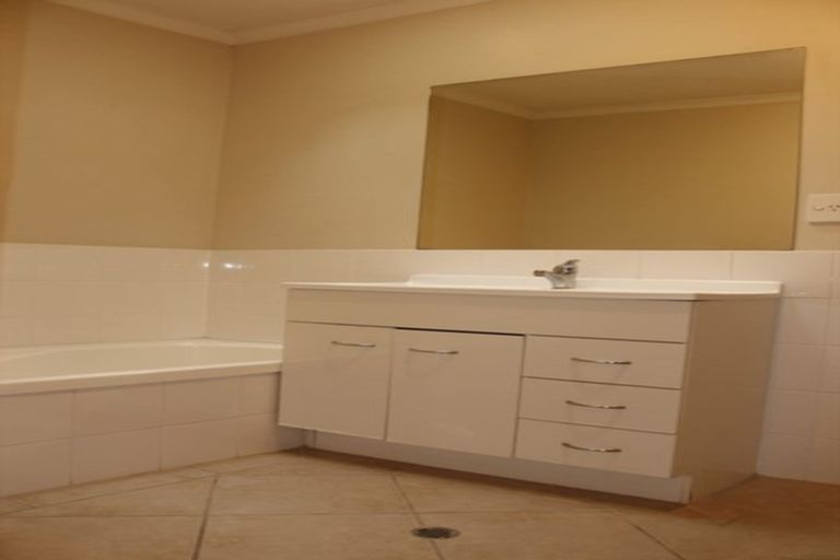 Photo of property in 19 Verdale Circle, Glen Eden, Auckland, 0602