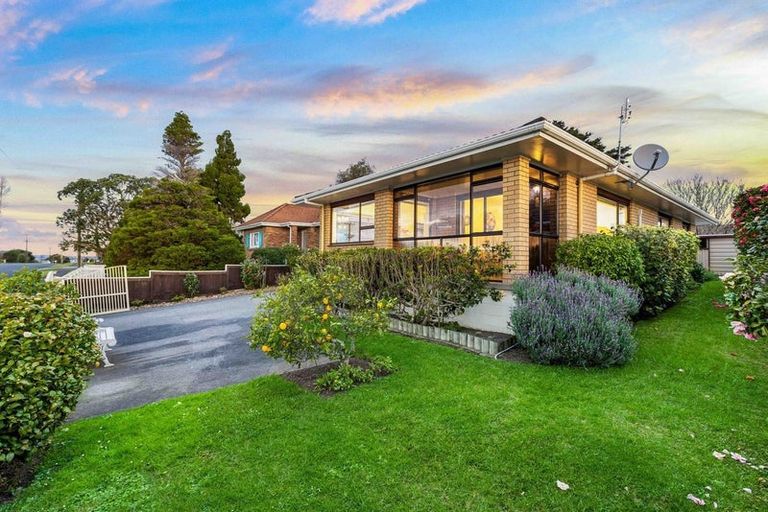 Photo of property in 1/1 Elcoat Avenue, Henderson, Auckland, 0612