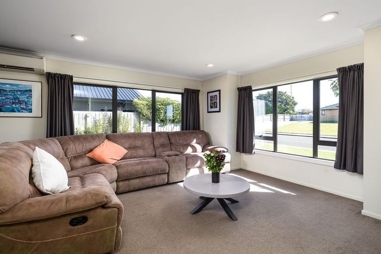 Photo of property in 17 Eric Batchelor Place, Waimate, 7924