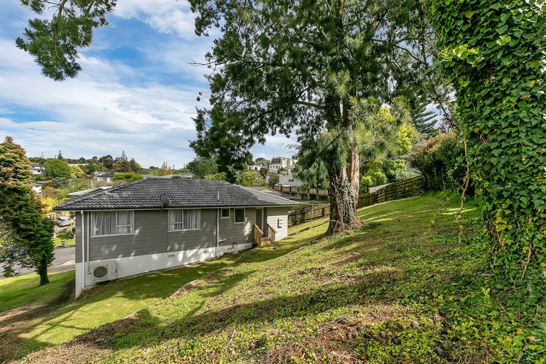 Photo of property in 9 Kama Place, Sunnynook, Auckland, 0620