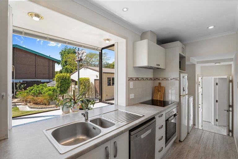 Photo of property in 15 Sonning Place, Redwood, Christchurch, 8051