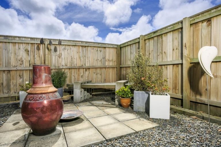 Photo of property in 2/50 Cheval Drive, Totara Vale, Auckland, 0629