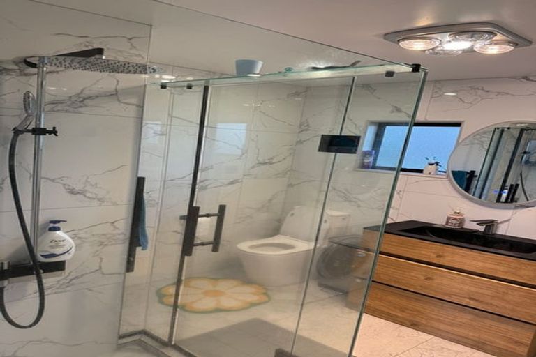 Photo of property in 3/198 Don Buck Road, Massey, Auckland, 0614