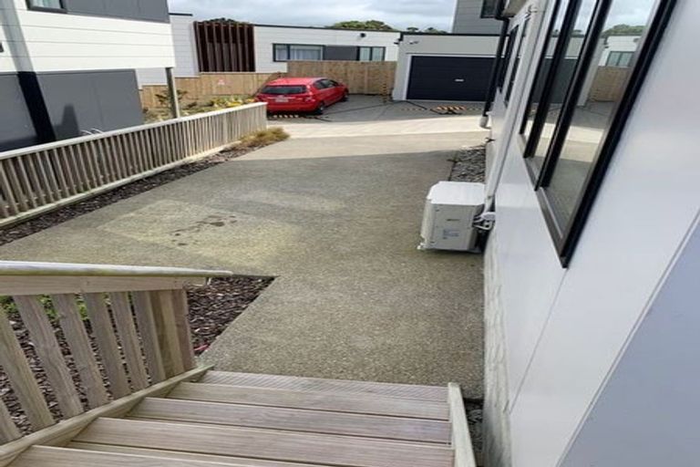 Photo of property in 29b Glanmire Road, Newlands, Wellington, 6037