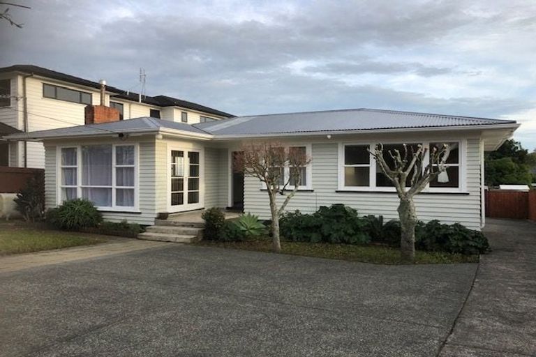 Photo of property in 15 Dakota Avenue, Beach Haven, Auckland, 0626