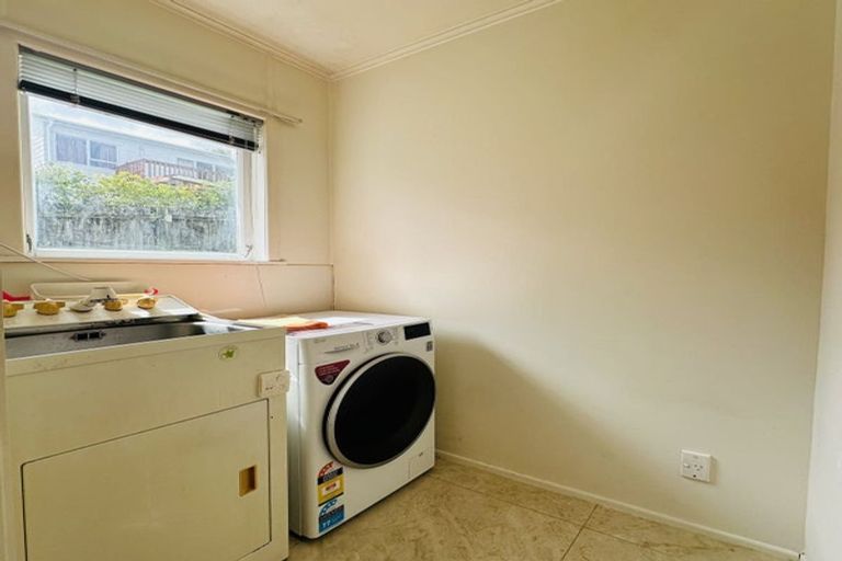 Photo of property in 22 Segedin Place, Glenfield, Auckland, 0629