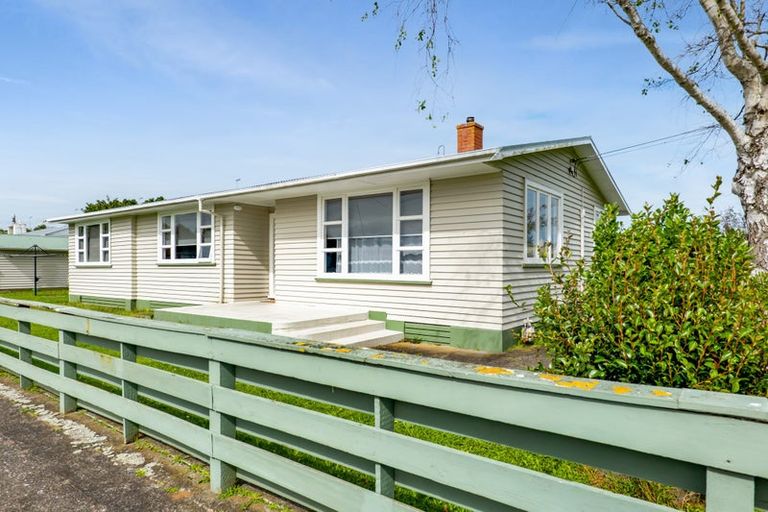 Photo of property in 1 Pacey Avenue, Hawera, 4610