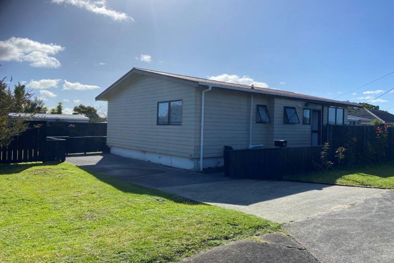 Photo of property in 2a Rixon Place, Te Atatu Peninsula, Auckland, 0610