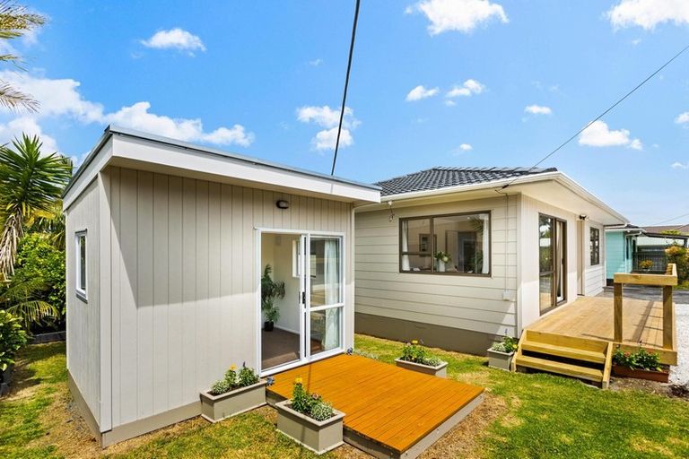 Photo of property in 9 Rewarewa Road, Te Atatu Peninsula, Auckland, 0610