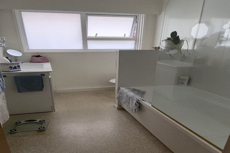 Photo of property in 28 Oriwa Street, Waikanae, 5036