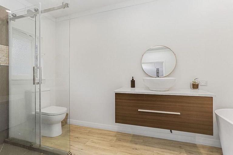 Photo of property in 32 Kashmir Road, Glen Eden, Auckland, 0602
