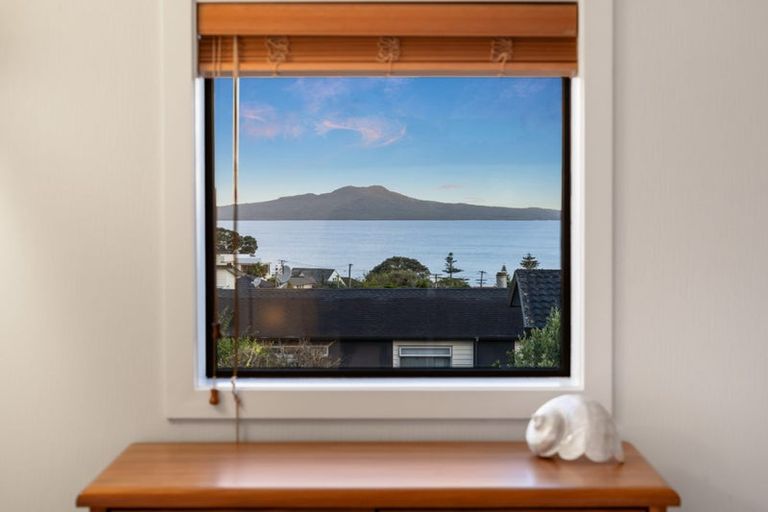 Photo of property in 2/9 Folkestone Street, Murrays Bay, Auckland, 0630