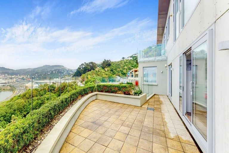 Photo of property in 11 Sovereign Point, Kaiwharawhara, Wellington, 6035