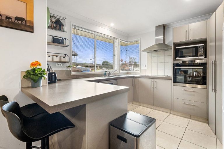 Photo of property in 33 Seabreeze Place, Papamoa Beach, Papamoa, 3118