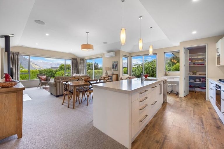 Photo of property in 5 Centre Crescent, Wanaka, 9305